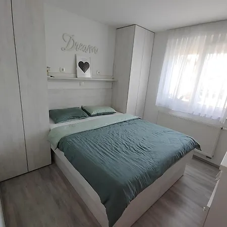 דירה Modern With Free Parking & Terrace Near *