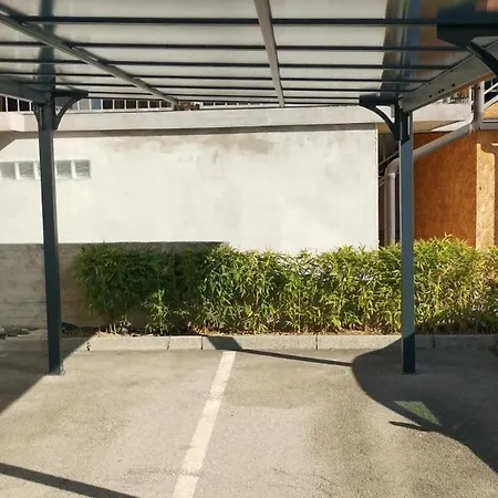 Modern With Free Parking & Terrace Near *